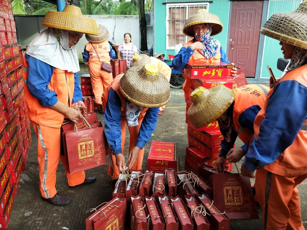 ? ?“中秋佳節(jié)、情暖職工” ? ? ? ? ?-----明佳集團(tuán)黨支部及工會(huì)組織開展中秋慰問活動(dòng)